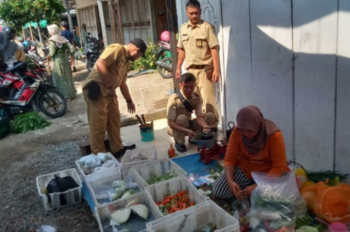 Tera ulang timbangan di pasar tradisional rutin dijalankan petugas UPTD Metrologi Legal Dindagkop UKM Kabupaten Demak. (Wahib&nbsp;Pribadi/Jawa Pos Radar Semarang)
