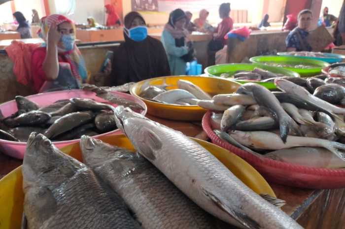 Pedagang ikan di Pasar Bintoro menjajakan barang dagangannya kepada konsumen. Untuk tertib ukur, pedagang juga pakai timbangan. (Wahib&nbsp;Pribadi/Jawa Pos Radar Semarang)