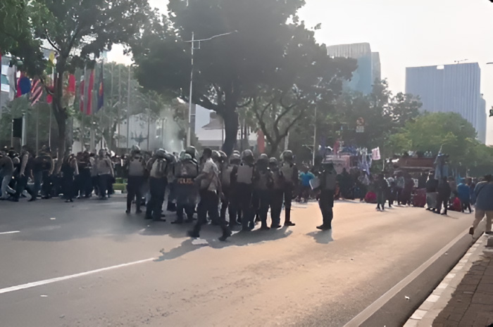 Aksi demonstrasi buruh di depan Balai Kota DKI Jakarta menuntut kenaikan UMP, Selasa (21/11).