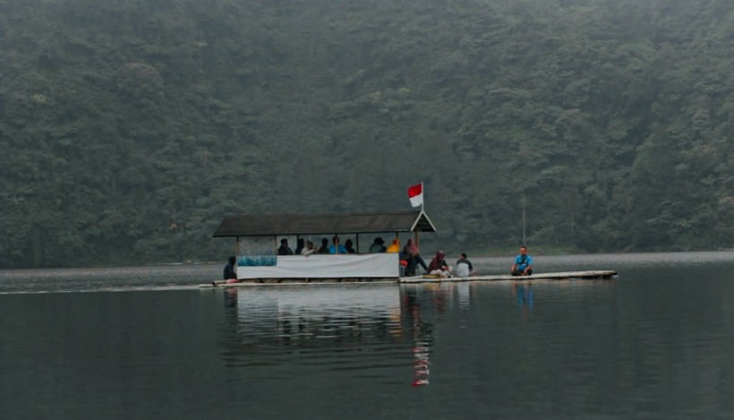 Wahana perahu menjadi fasilitas yang bisa digunakan oleh wisatawan di Telaga Menjer. (Rizki Fajar for Jawa Pos Radar Semarang)