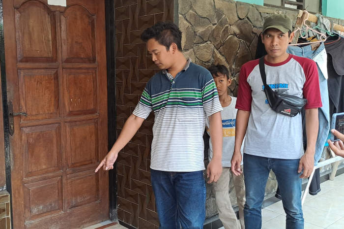 Keluarga korban menunjukkan lokasi sang ibu yang ditusuk, Rabu (22/11). ROFIK SYARIF G P/JAWA POS RADAR SEMARANG