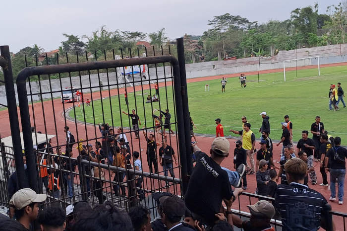 Laga PPSM Magelang Vs Persip Kota Pekalongan Berakhir Ricuh. ROFIK SYARIF G P/JAWA POS RADAR SEMARANG
