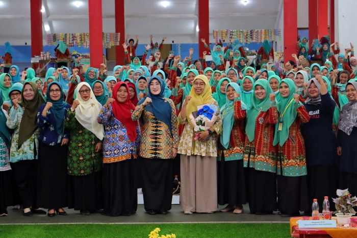 KOMPAK &ndash; Ratusan guru TK se-kota Pekalongan, saat mengikuti menggelar seminar upgrading kepemimpinan pembelajaran di Gedung Olahraga Jetayu setempat, Rabu (22/11).