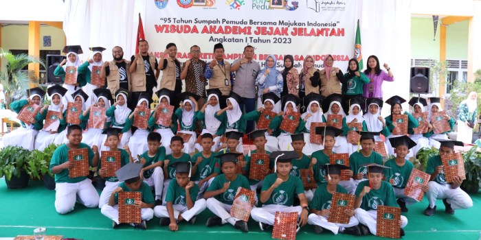 WISUDA : Sebanyak 40 siswa SMPN 3 Maos, Kabupaten Cilacap, sebagai angkatan pertama Akademi Jejak Jelantah yang lulus sebagai generasi peduli lingkungan.