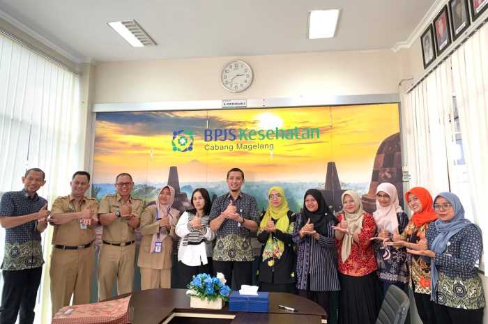 BPJS Kesehatan Cabang Magelang memberikan penghargaan kepada FKTP dengan capaian skrining kesehatan tertinggi, Selasa (21/11/2023). PUPUT PUSPITASARI/JAWA POS RADAR SEMARANG