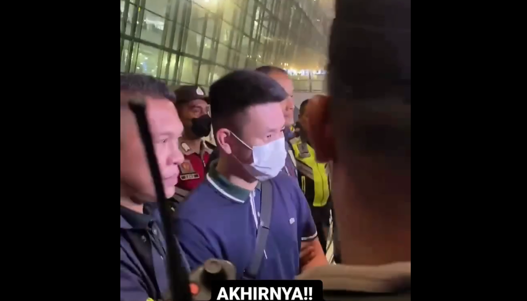 Buron tersangka kasus penipuan dan penggelapan mobil mewah milik Jessica Iskandar (Jedar), akhirnya tertangkap di Thailand dan dipulangkan ke Indonesia pada Selasa (21/11/2023).