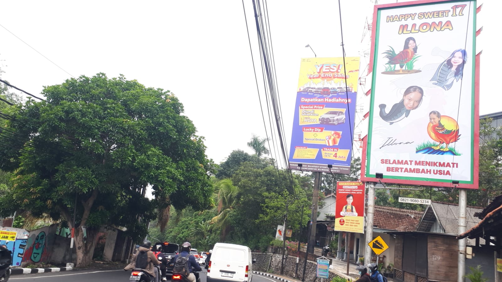 Sebuah baliho berisi ucapan selamat ulang tahun ke-17 menyita perhatian pengendara yang melintas di Jalan Gombel Lama. Adityo Dwi/Jawa Pos Radar Semarang