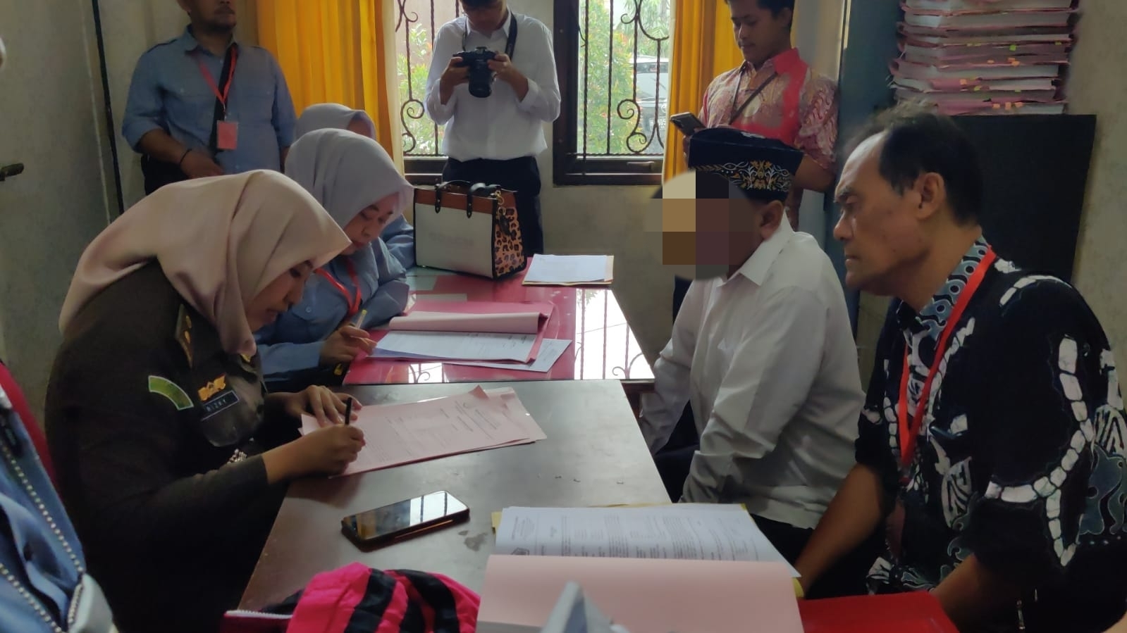 PEMERIKSAAN: Tersangka kasus pajak sedang diperiksa di Kejaksaan Negeri Batang. (RIYAN FADLI/JAWA POS RADAR SEMARANG)