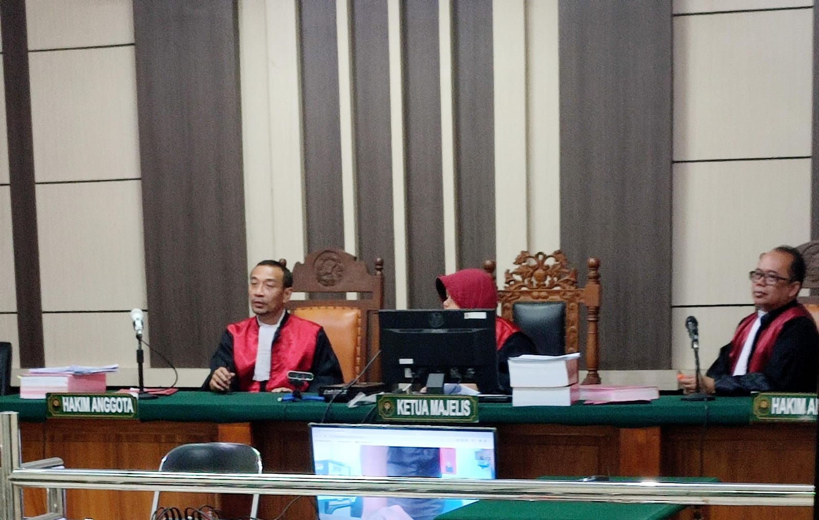 Majelis Pengadilan Tipikor Semarang membacakan putusan terdakwa Suhadi kasus penyelewengan uang sewa kios pasar Desa Wonosekar, Kamis (23/11). IDA FADILAH/JAWA POS RADAR SEMARANG