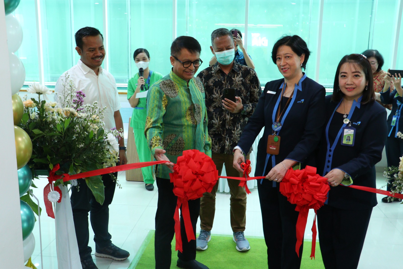 dr. Alice Sutedjo Lisa, M.K.M direktur utama SMC RS Telogorejo, di dampingi dr. Natalia Kurniadi, M.Kes direktur penunjang medis, dan COO Yayasan Ibu Glenda Angeli, SE.MM, meresmikan Unit Dialisis