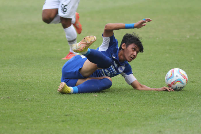 Septian David Maulana dkk masih menunggu kepastian laga lanjutan Liga 1 versus Persebaya Surabaya. (Baskoro Septiadi/Jawa Pos Radar Semarang)