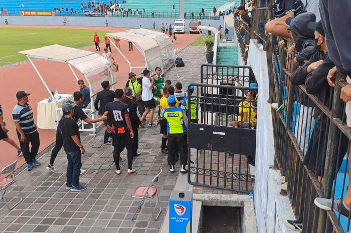 Potret kericuhan pada laga PPSM Magelang menghadapi Persip Kota Pekalongan Rabu (22/11) kemarin sore, di Stadion Moch. Soebroto Kota Magelang. ROFIK SYARIF G P/JAWA POS RADAR SEMARANG