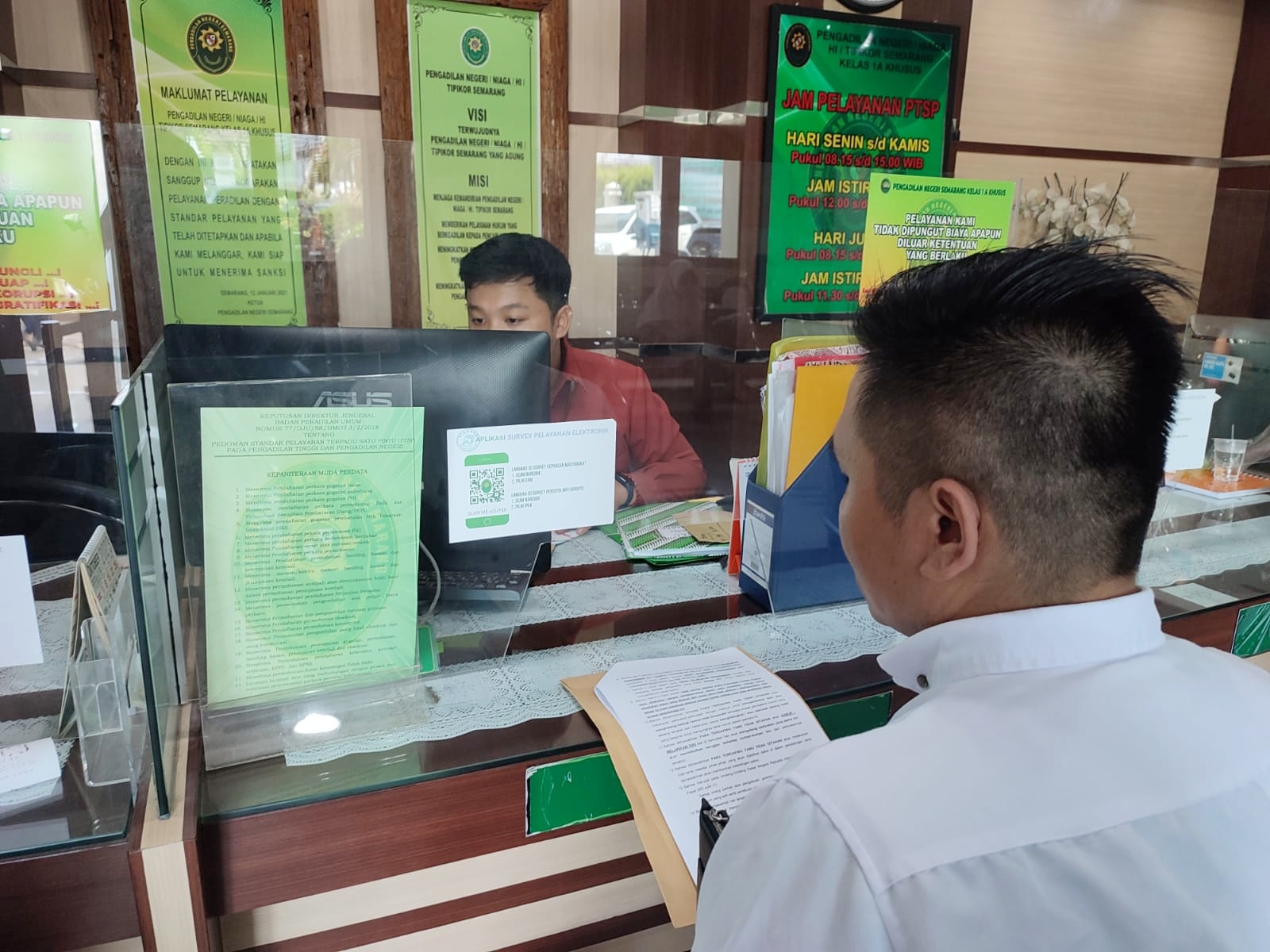 Penasihat hukum korban, Walden Van Houten mengajukan penangguhan penahanan terdakwa kasus penyalahgunaan rekening nasabah ke PN Semarang