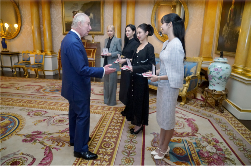 Raja Charles III menganugerahi girlband K-Pop BLACKPINK, Gelar Kehormatan MBE di Kunjungan Kenegaraan Presiden Korea ke Kerajaan Inggris. (website resmi www.royal.uk & Instagram resmi @theroyalfamily)