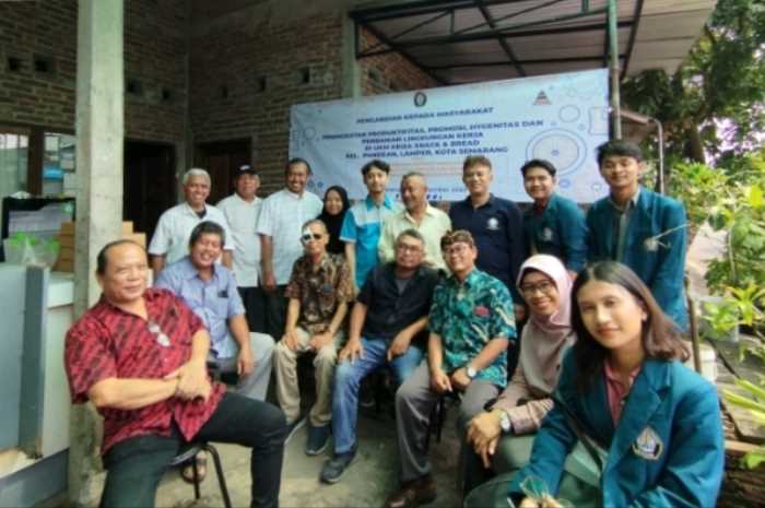 Tim Pengabdian kepada masyarakat Prodi Rekayasa Perancangan Mekanik Sekolah Vokasi Undip memberikan bantuan peralatan kepada UKM Keiza Snack & Bread di Gayamsari Kota Semarang.