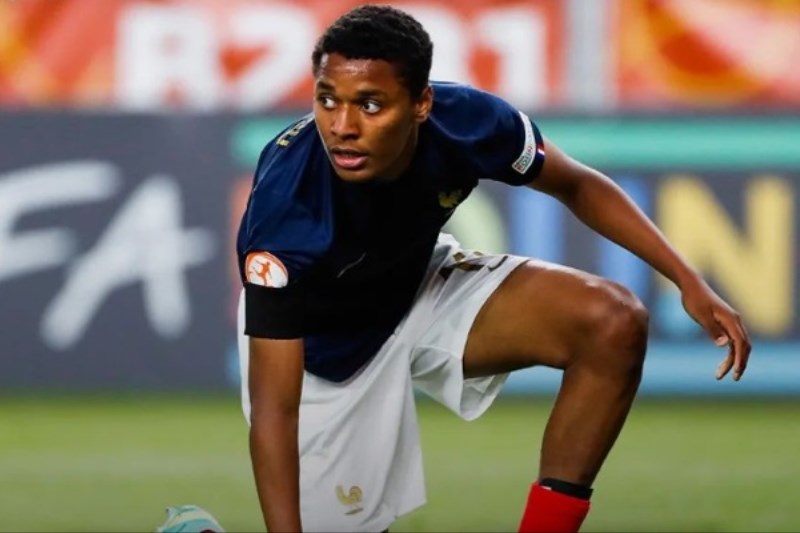 Yanis Issoufou, yang disebut-sebut telah melanggar aturan F&eacute;d&eacute;ration Internationale de Football Association (FIFA) yang melarang seorang pemain merubah kewarganegaraan dalam satu alur kejuaraan.