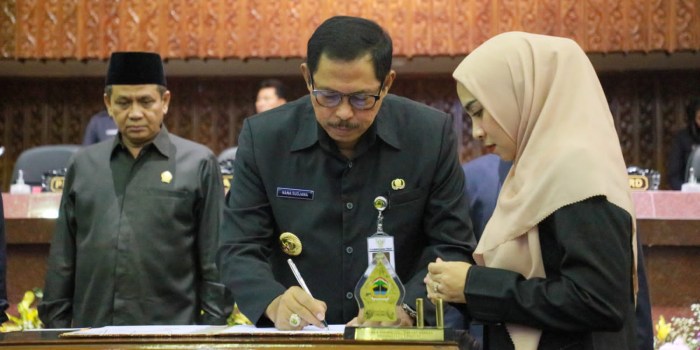 TANDA TANGAN : Pj Gubernur Jawa Tengah Nana Sudjana bersama pimpinan DPRD Jateng melakukan penandatanganan nota kesepakatan KUA dan PPAS APBD tahun Anggaran 2024.