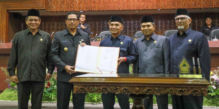 RAPAT PARIPURNA : Pj Gubernur Jawa Tengah Nana Sudjana bersama pimpinan DPRD Jateng dalam Rapat Paripurna Penandatanganan nota kesepakatan KUA dan PPAS APBD tahun Anggaran 2024.