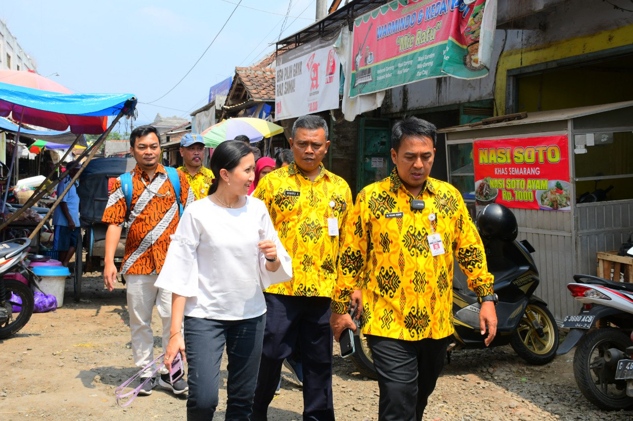 CEK LOKASI: Sekda Kabupaten Pekalongan Yulian Akbar ketika mendampingi pihak Kementerian Perdagangan dan PUPR saat menyurvei Pasar Kajen.