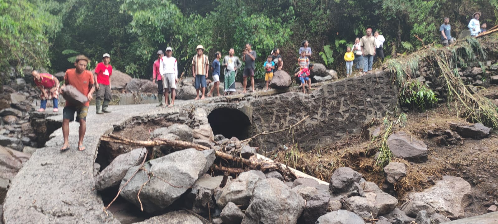 Jalan terputus usai banjir bandang di Gedong Ngaduman Desa Tajuk Kecamatan Getasan.
