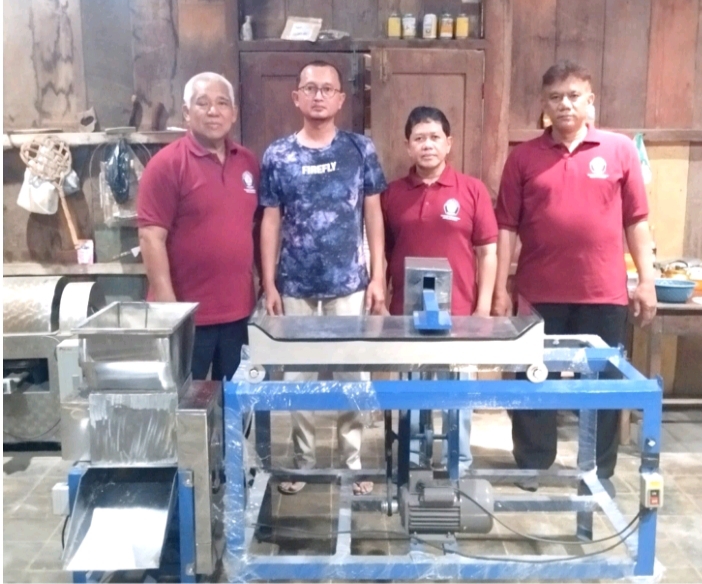 Tim Pengabdian kepada masyarakat IDBU Sekolah Vokasi Undip memberikan bantuan  peralatan untuk meningkatkan produktivitas kepada UKM UD Tiga Saudara di Suruh Kabupaten Semarang, Rabu  (22/11//2023).