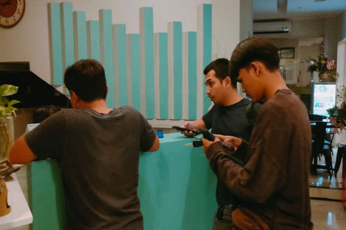 Anggota kepolisian melakukqn penyelidikan di hotel tempat korban dan tersangka bertemu. (M Hariyanto/Jawa Pos Radar Semarang)