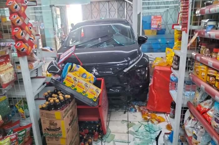 Mobil Mitsubishi Xpander yang menabrak dua pemotor hingga masuk ke toko kelontong Alfamidi Grogol, kamis (23/11/).