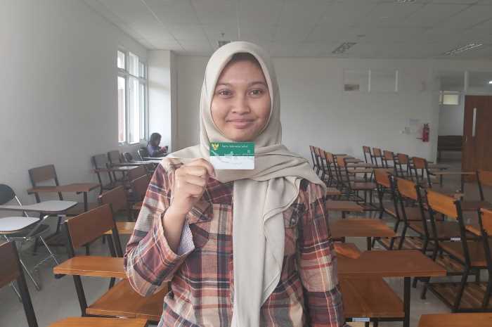 Ajeng Wijayanis membagikan pengalamannya menggunakan kartu JKN untuk operasi usus buntu pada 2019 lalu.&nbsp;NOFI TRIYANTI/JAWA POS RADAR&nbsp;SEMARANG