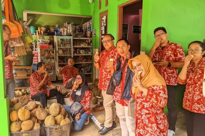 Jajaran Direksi Jawa Pos Radar Semarang tengah mencoba durian lokal Desa Watuagung.&nbsp;NURFAIK NABHAN/Jawa Pos Radar Semarang