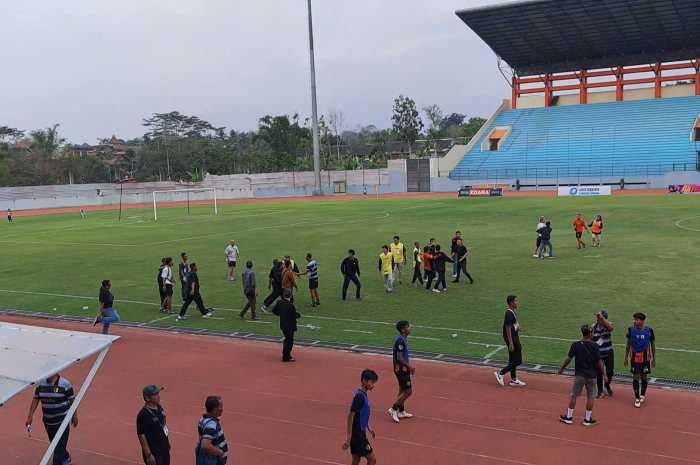 Suporter PPSM Magelang masuk ke lapangan Stadion Moch Soebroto Magelang saat menjamu Persip. (Rofik GP/Jawa Pos Radar Semarang)
