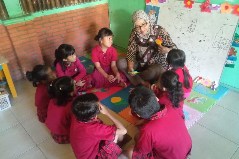 BELAJAR DAN BERMAIN : Dewi Kartika Sari menghabiskan waktunya untuk mendidik anak-anak. (IST)