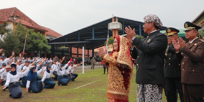 PERINGATI HARI GURU : Pj Gubernur Jawa Tengah,  Nana Sudjana saat memperingati Hari Guru tingkat Jateng di halaman SMKN I Kota Semarang.