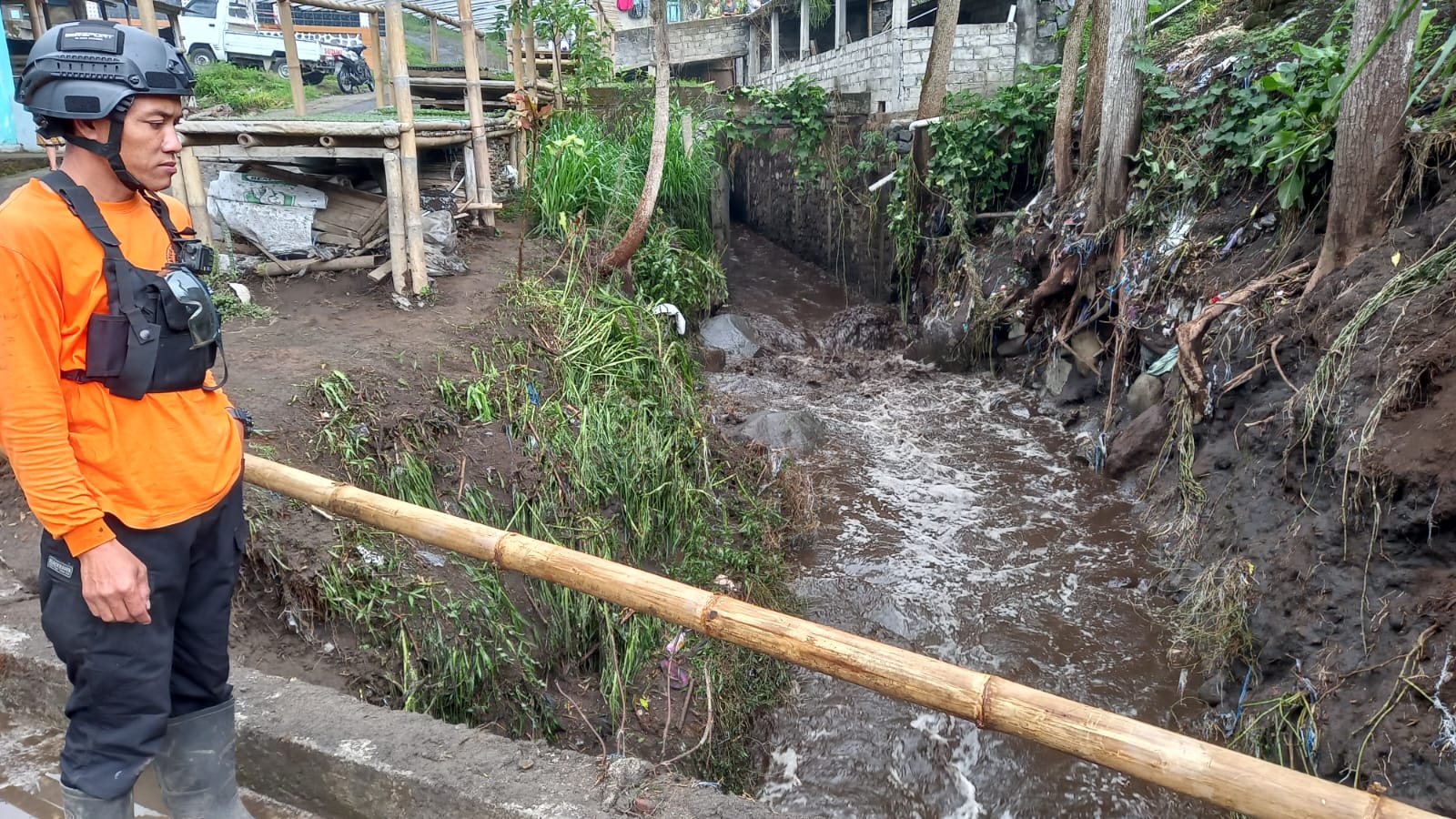 Salah satu relawan memantau kondisi sungai yang ada di Dusun Batur Kidul