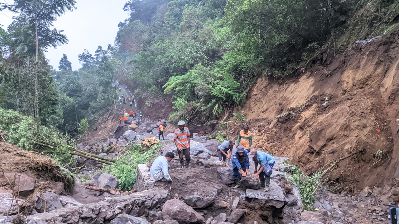 Kondisi jalan penghubung dua dusun yang harus di tutup total akibat diterjang banjir bandang