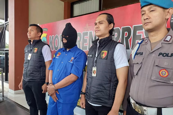 Tersangka IR Kepala Desa Tlahab ditahan Polres Temanggung atas dugaan korupsi dana pembangunan desa.