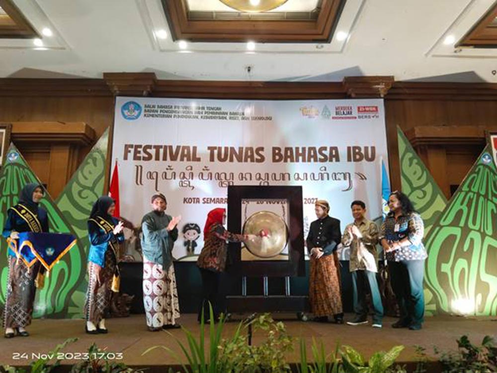 Kepala Dinas Pendidikan dan Kebudayaan Provinsi Jawa Tengah, Dr. Uswatun Hasanah memukul gong menandai dibukanya Festival Tunas Bahasa Ibu (FTBI) 2023 di Hotel Patra Semarang, Jumat (24/22/2023).