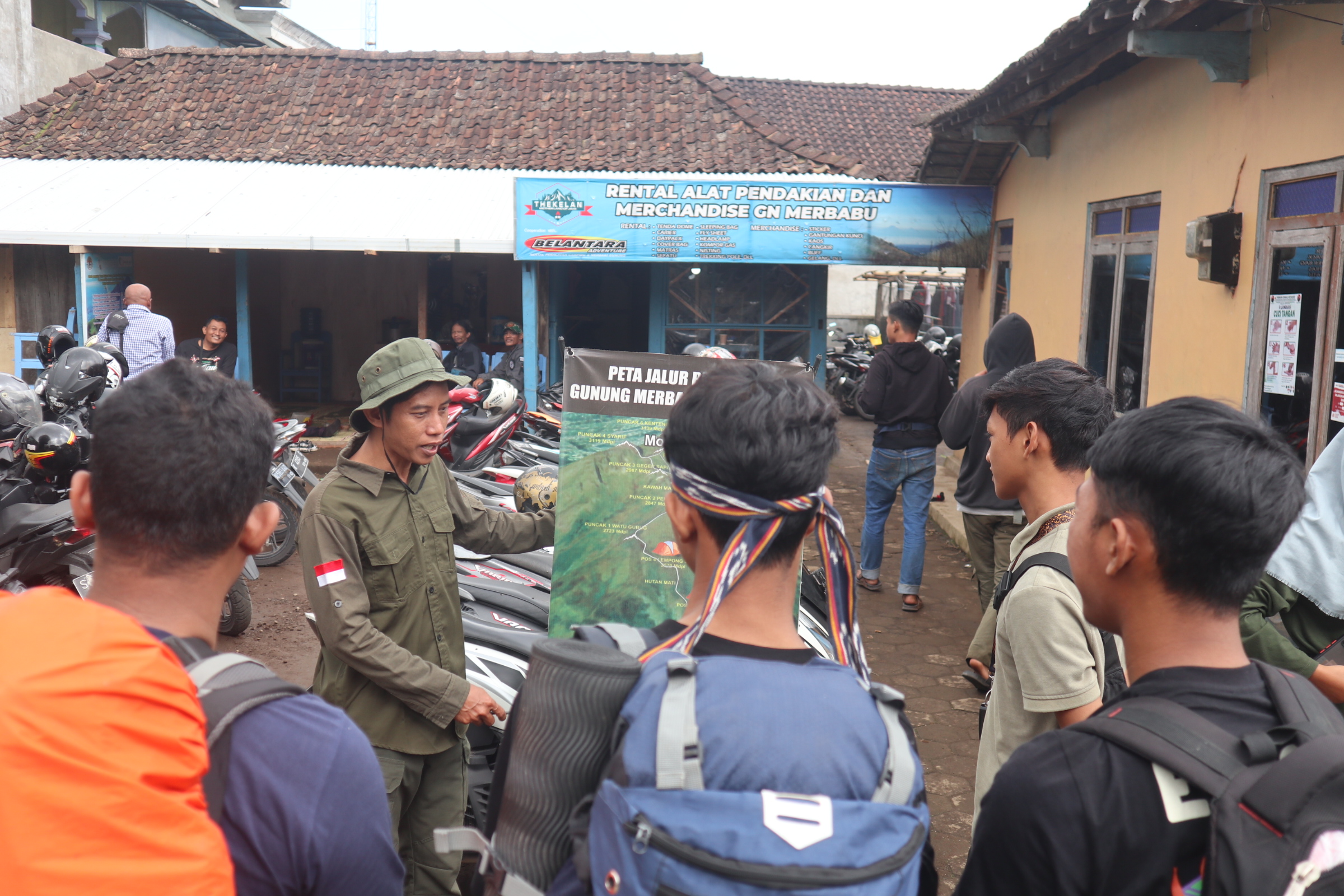 Briefing rangers merbabu salah satu tahapan yang harus dilakukan para pendaki sebelum mulai mendaki