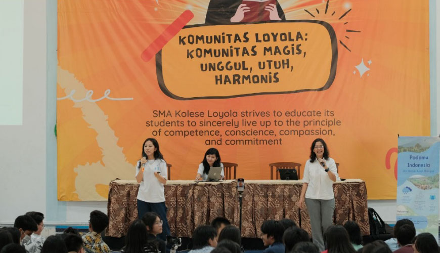 BERI PAPARAN: Alexandra Wasito, pendiri organisasi Padamu Indonesia memberikan paparan di SMA Kolese Loyola tentang pemanfaatan air hujan sebagai solusi atasi kelangkaan air bersih.