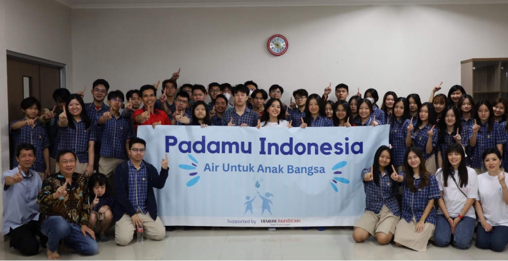 KAMPANYE DI KARANGTURI: Alexandra Wasito, pendiri organisasi Padamu Indonesia berkampanye pemanfaatan air hujan sebagai solusi atasi kelangkaan air bersih, Air Untuk Anak Bangsa di SMA Karangturi.
