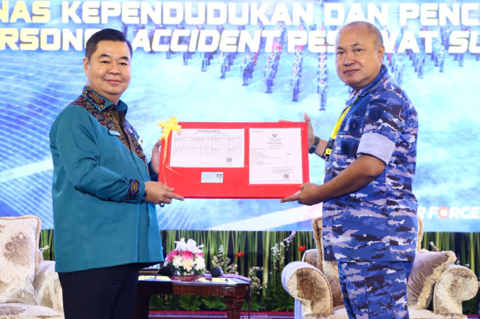 Dirjen Dukcapil Teguh Setyabudi menyerahkan dokumen kependudukan korban pesawat Super Tucano kepada Wakasau Marsekal Madya TNI Agustinus Gustaf Brugman.