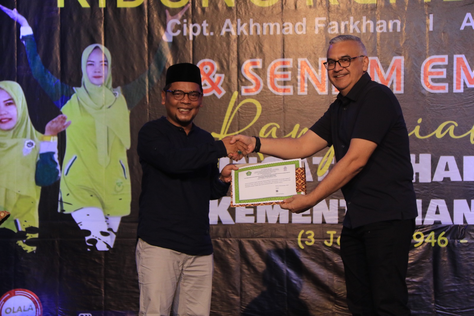 Kepala Kemenag Batang, Akhmad Farkhan menyerahkan sertifkat penghargaan karena mensukseskan sertifikasi halal bagi UMKM binaan PT BPI kepada GM Stakeholder Relation PT BPI, Aryamir (ist)