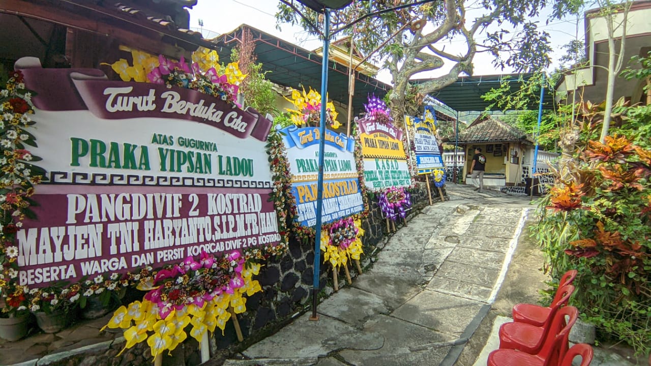 Suasana di sekitar kediaman korban yang sudah banyak karangan bunga ucapan berduka cita