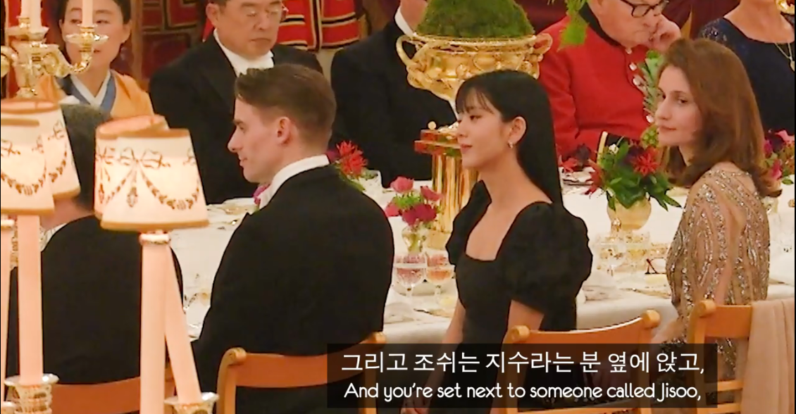 YouTuber Josh Carrott duduk bersebelahan dengan Jisoo BLACKPINK di acara jamuan makan malam Kerajaan Inggris. (Screenshot YouTube: 영국남자 Korean Englishman)