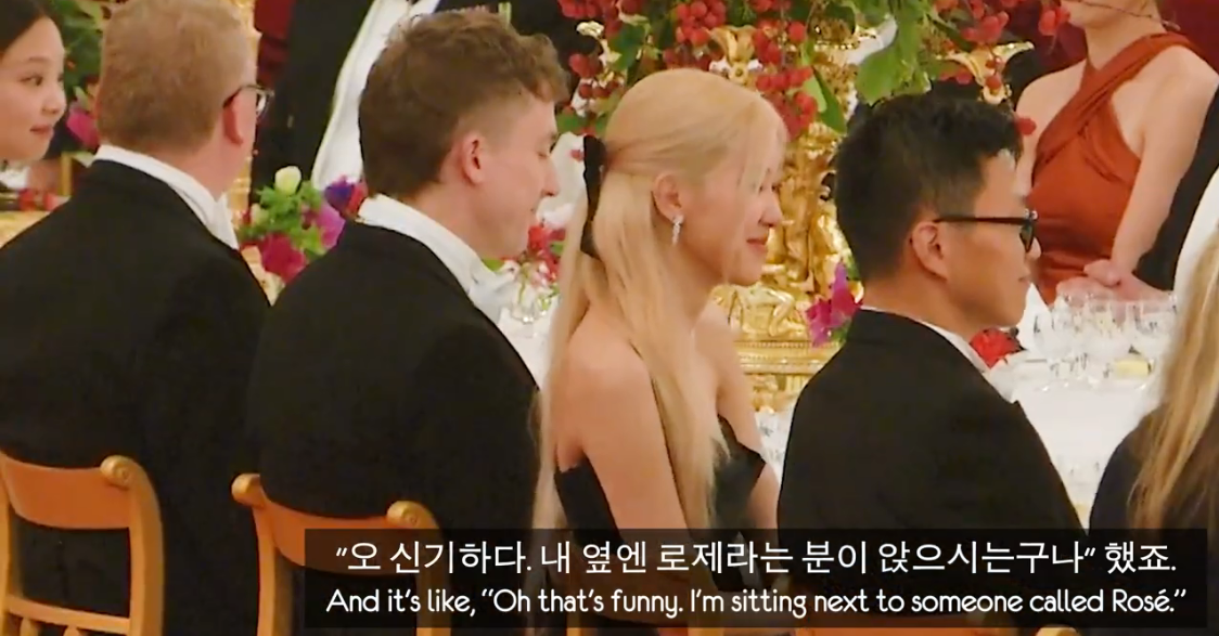 YouTuber Ollie Kendal duduk bersebelahan dengan Rose BLACKPINK di acara jamuan makan malam Kerajaan Inggris. (Screenshot YouTube: 영국남자 Korean Englishman)