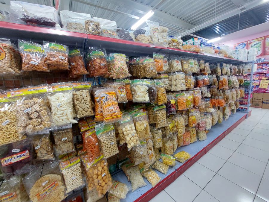 Produk UMKM Kabupaten Demak dipromosikan di lapak swalayan Aneka Jaya Demak. (Wahib Pribadi/Jawa Pos Radar Semarang)