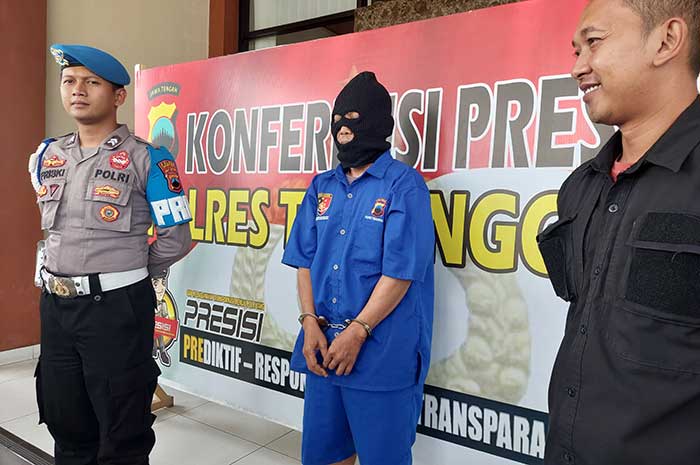 Kasat Reskrim Polres Temanggung AKP Budi Raharjo menunjukkan barang bukti kasus pencurian dengan kekerasan. ADDIN ALFATH/ JAWA POS RADAR&nbsp;SEMARANG