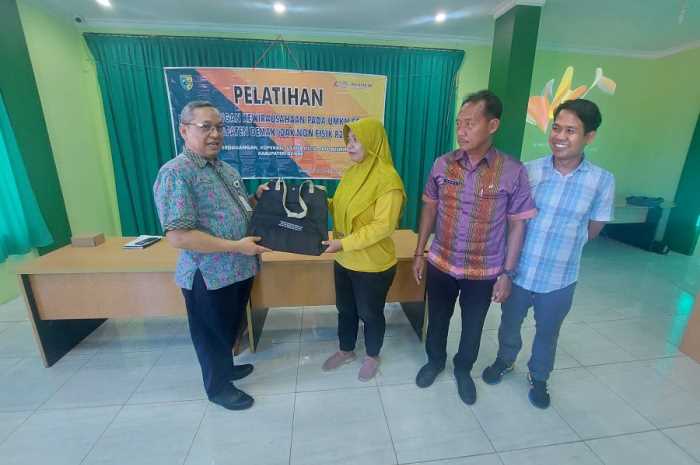 Sekretaris Dindagkop UKM Pemkab Demak Sunoto didampingi Kabid Koperasi UKM Sunarto menyerahkan kenang-kenangan kepada peserta dalam pelatihan UMKM sektor pengolahan ikan.