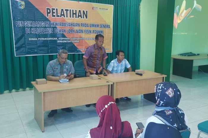 Peserta pelatihan kewirausahaan dihadiri Sekretaris Dindagkop UKM Demak Sunoto. (Wahib&nbsp;Pribadi/Jawa Pos Radar Semarang)