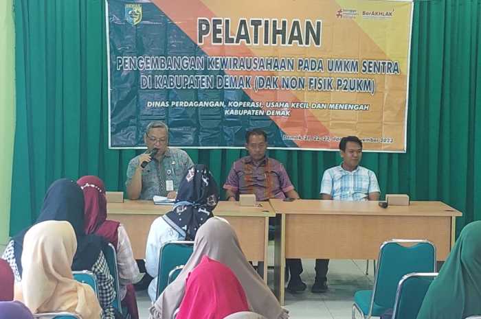 Sunoto selaku sekretaris Dindagkop UKM Pemkab Demak bersama Kabid Koperasi UKM Sunarto mengisi pelatihan kewirausahaan bagi pelaku UMKM. (Wahib&nbsp;Pribadi/Jawa Pos Radar Semarang)