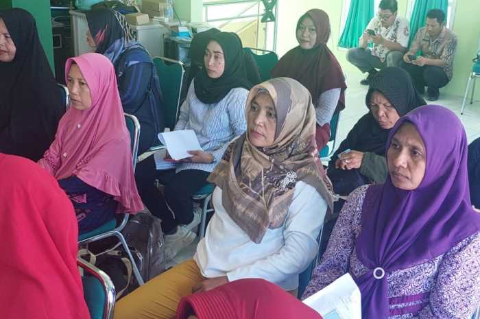 Peserta pelatihan pembuatan produk UMKM perikanan hasil laut yang digelar Dindagkop UKM Demak. (Wahib Pribadi/Jawa Pos Radar Semarang)